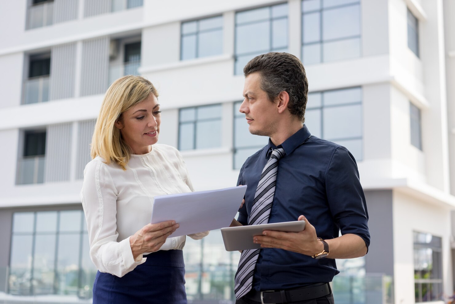 socios comerciales contenido discutiendo documentos al aire libre 1262 12307